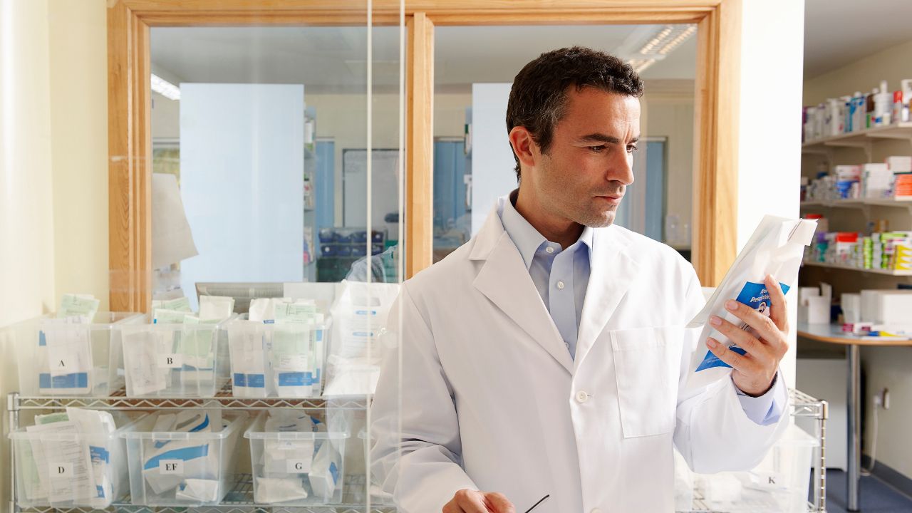 o que um farmacêutico clínico pode prescrever