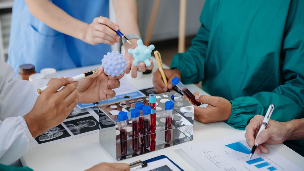 o que faz um biomédico