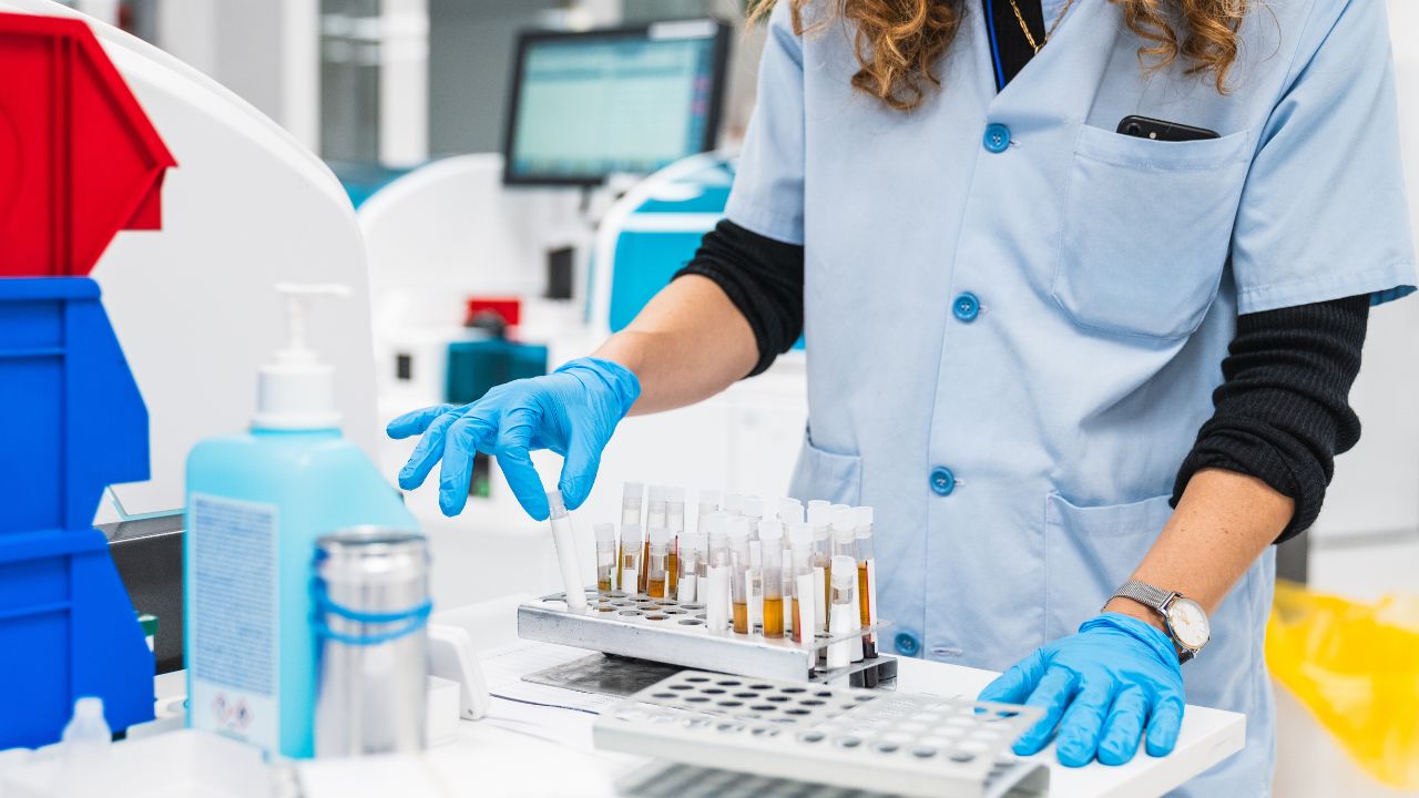 quanto ganha um técnico em análises clínicas