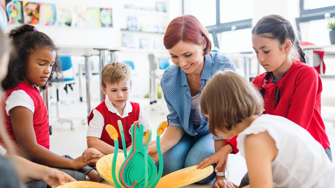 Auxiliar de Desenvolvimento Infantil: o que faz e quanto ganha?