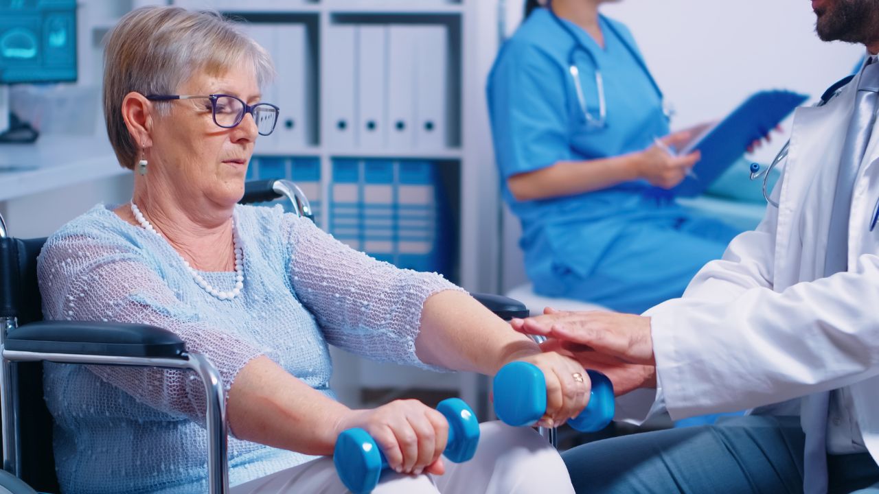a fisioterapia geriátrica e gerontológica tem como principais objetivos exceto