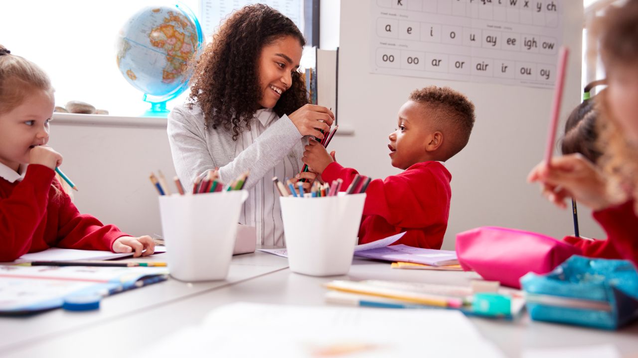 auxiliar de desenvolvimento infantil o que faz