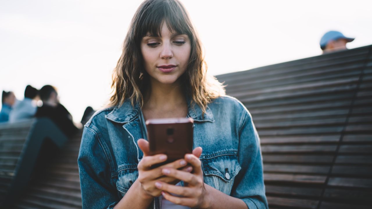 o impacto das redes sociais na saúde mental dos jovens.
