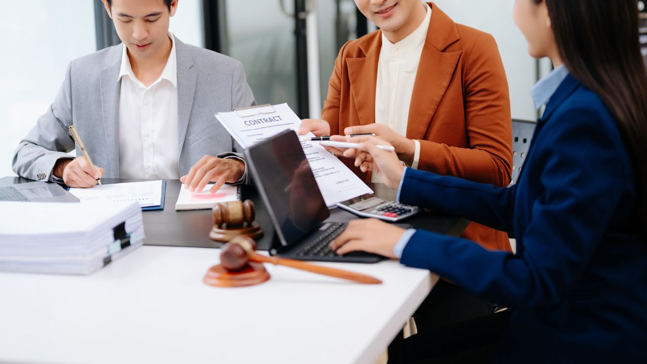 contratos e licitações direito administrativo