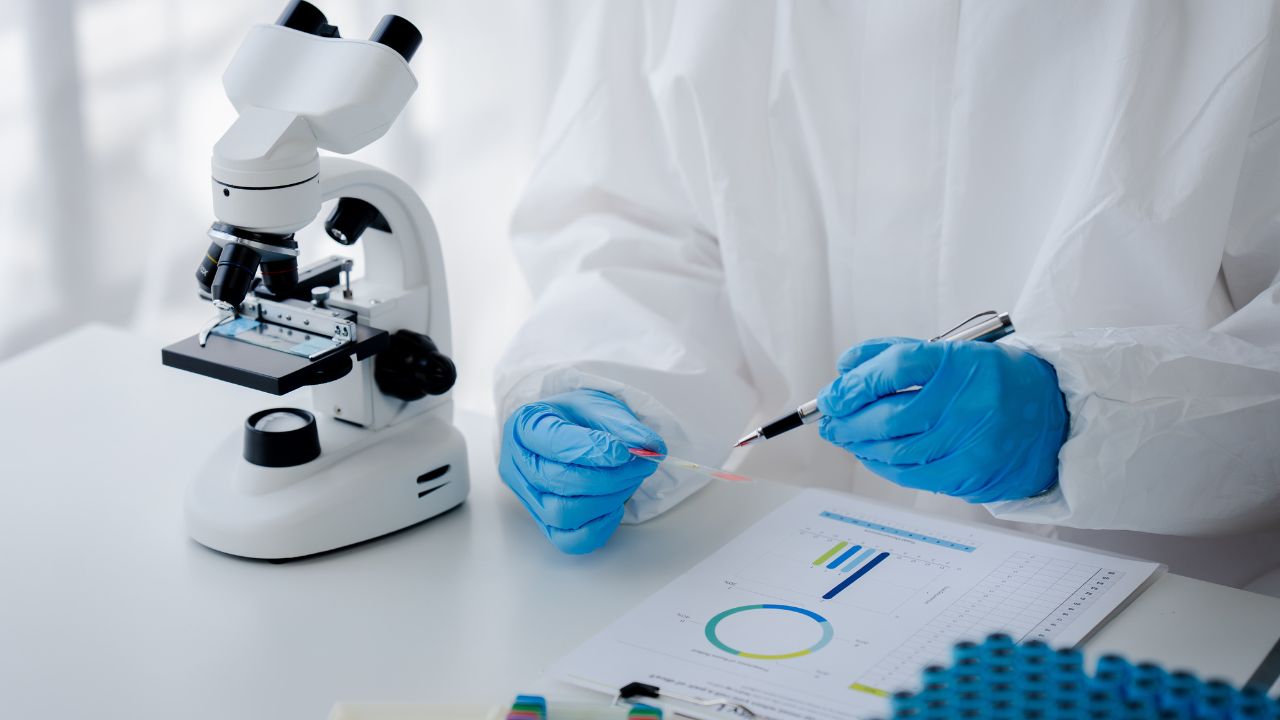 imagem sobre Análises Clínicas e Biotecnologia: guia completo sobre a especialização!