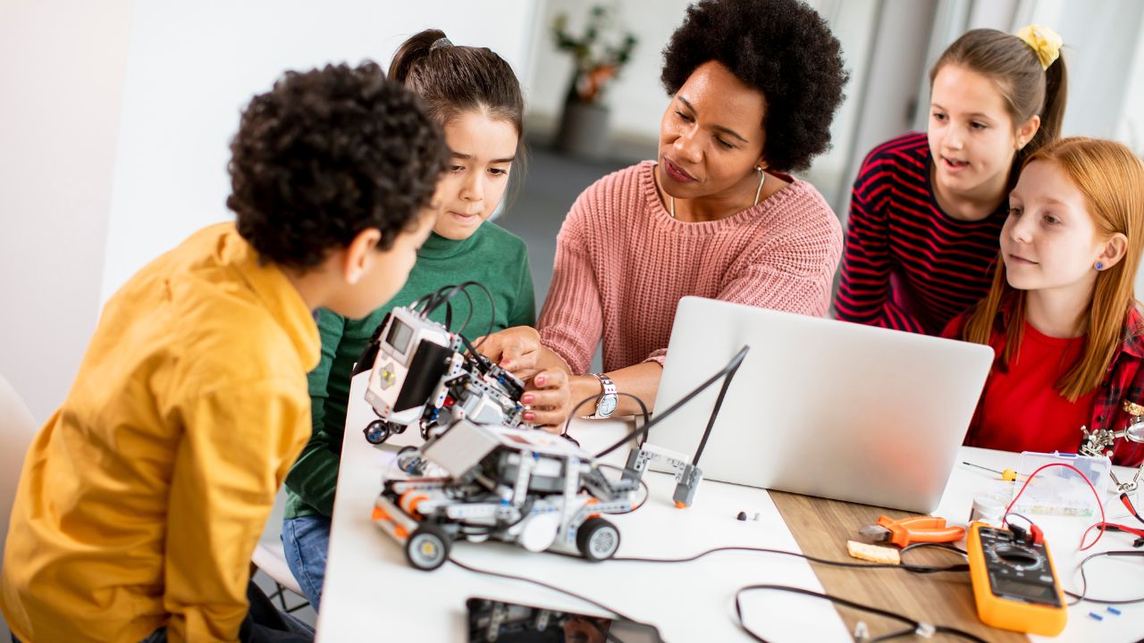 imagem sobre O que é robótica educacional? Benefícios, desafios e futuro da aprendizagem tecnológica