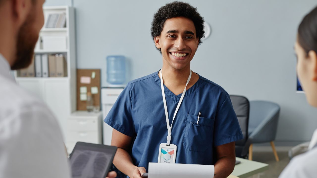 O que faz o auxiliar de enfermagem