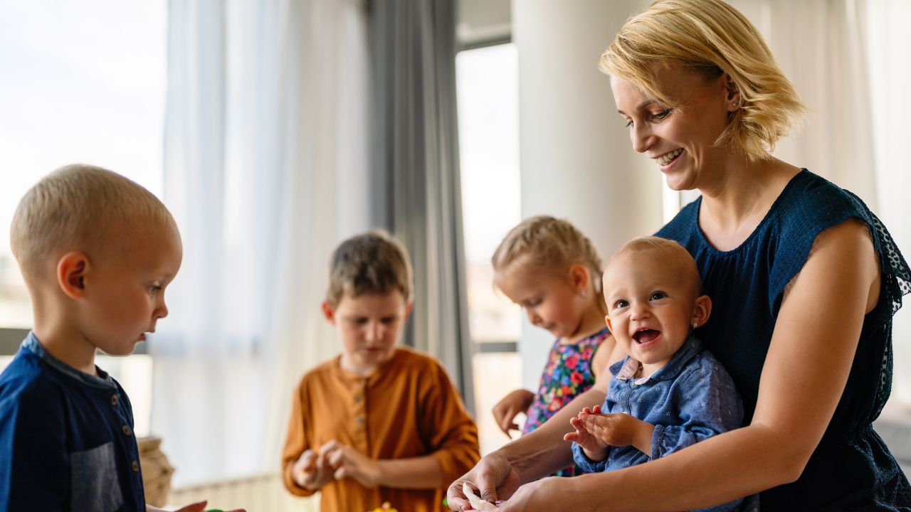 O que faz um auxiliar de desenvolvimento infantil