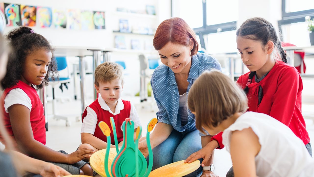 o que faz um auxiliar de desenvolvimento cognitivo infantil