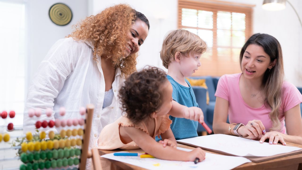 o que um auxiliar de desenvolvimento infantil faz