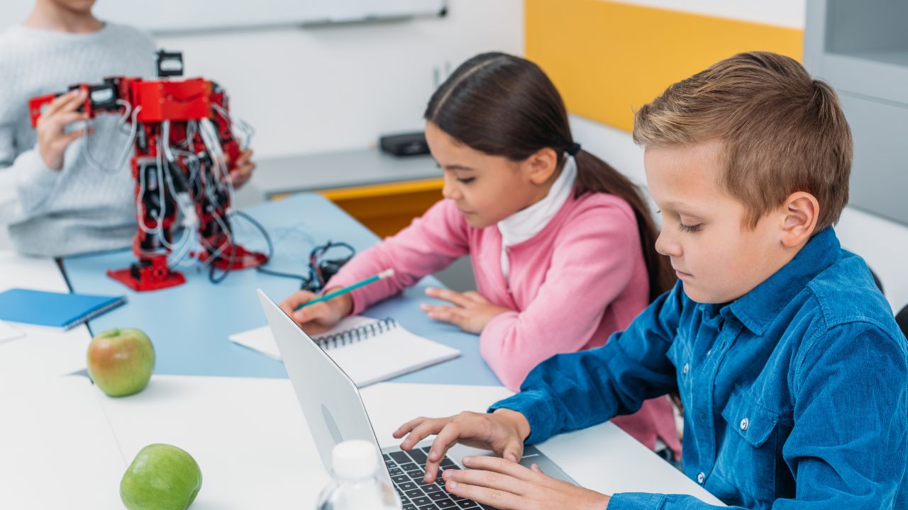 imagem sobre Exemplos de inteligência artificial na educação: aplicações e benefícios