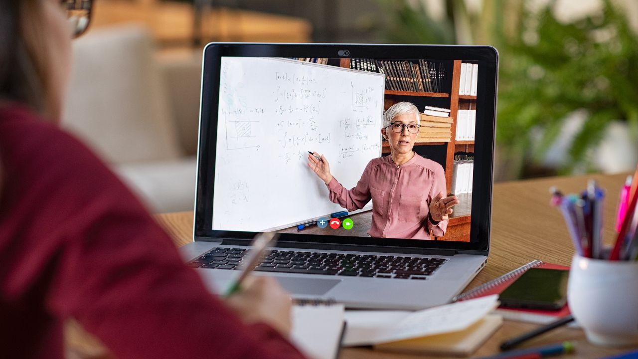 O que caracteriza o ensino híbrido