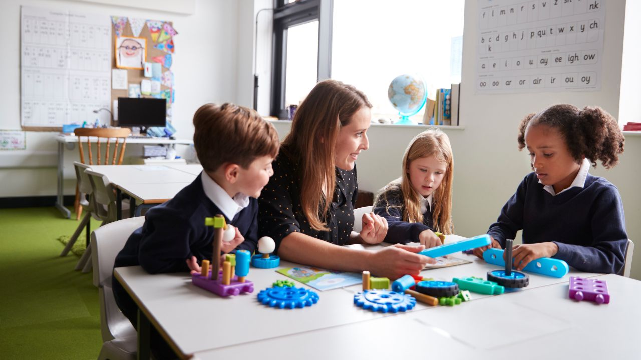 imagem sobre O que é currículo escolar: definição, componentes e importância