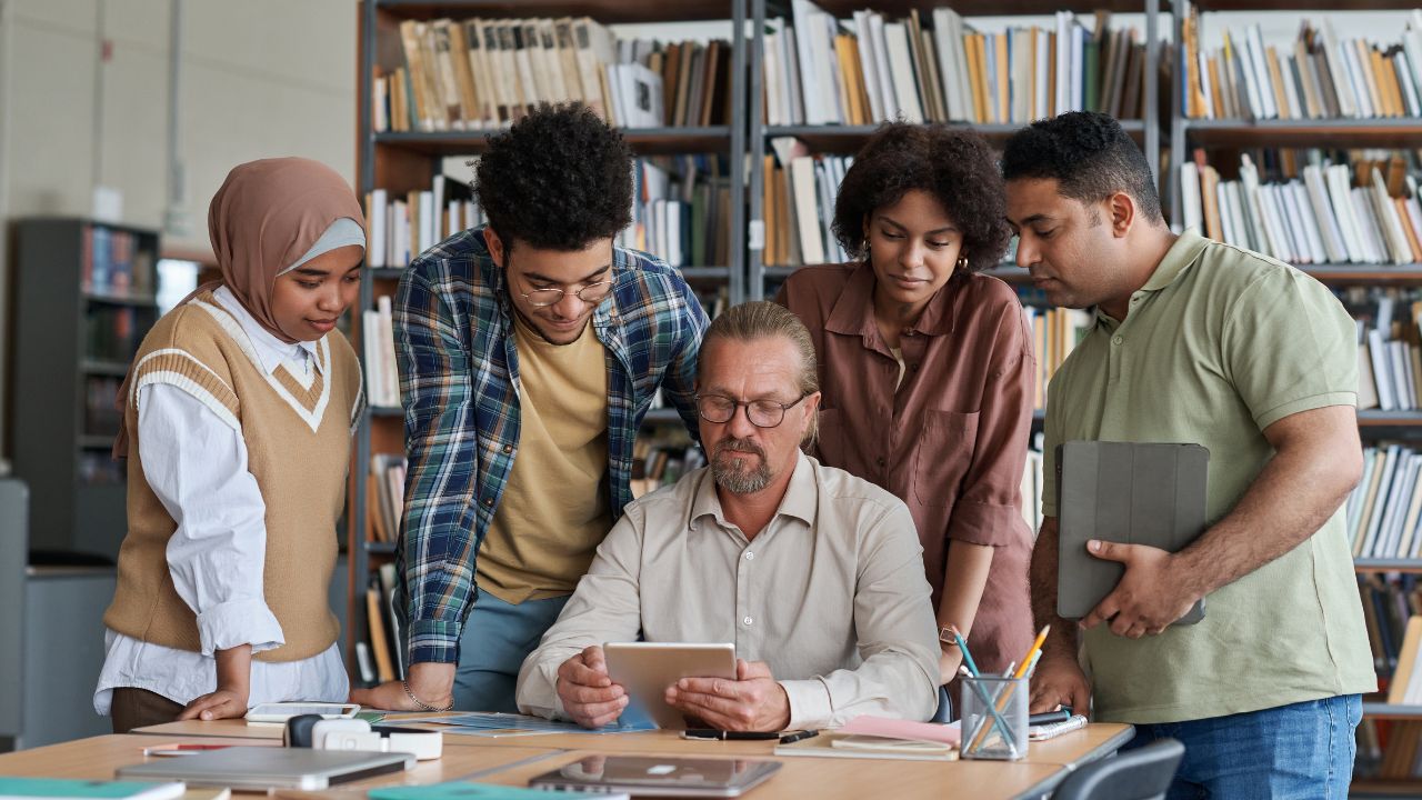 O que é educação de jovens e adultos