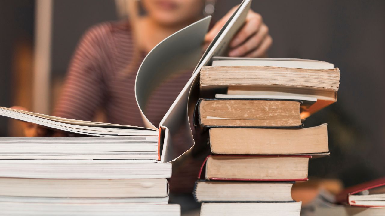 imagem sobre Teoria Literária e Literatura Comparada: guia completo para quem quer entender a fundo