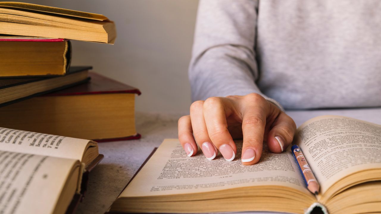 imagem sobre Teoria Literária: linguagem, gêneros e fundamentos da análise literária