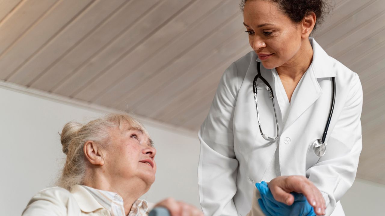 imagem sobre Enfermagem em Geriatria e Gerontologia: como promover autonomia, segurança e qualidade de vida